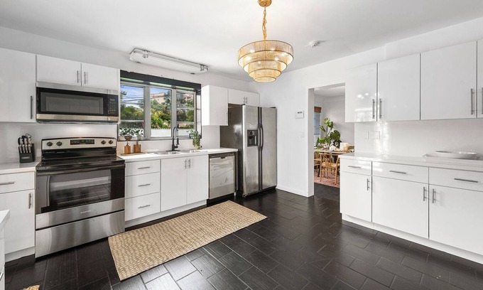The Roads House | NEW 7-bedroom house sleeps 20 in Miami