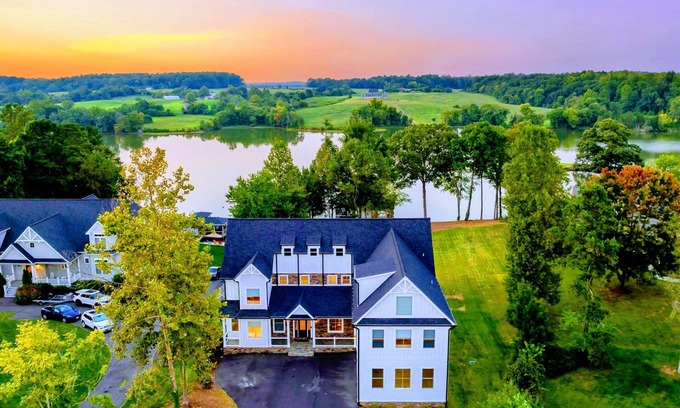 Livingston House | NEW 8BR Lakefront Lake Anna, Dock, Beach, Deck
