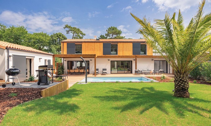 Le Grand-Village-Plage House | New air-conditioned archecte villa, heated pool near beach and shops