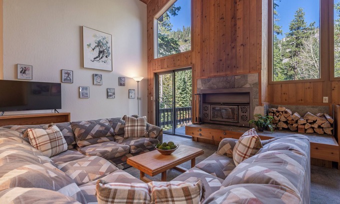 Alpine Meadows House | ~New~Alpine Meadows Base Camp, Walk to Hiking Trails, Ski Shuttle Avail.