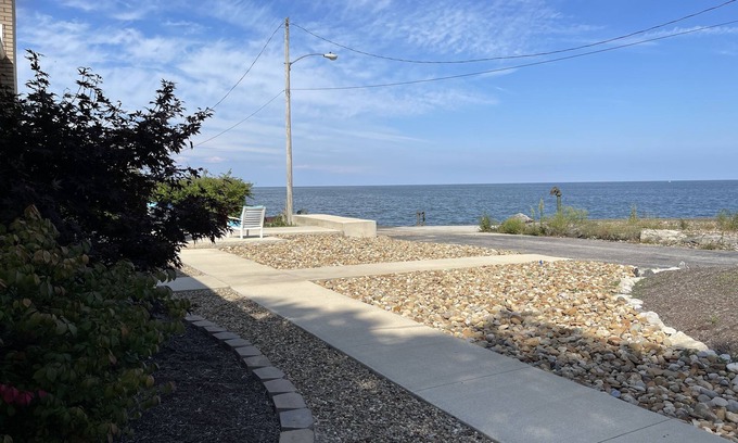 Huron House | NEW~AMAZING Lake Views~Rain or Shine!Close to Cedar Point and many area BEACHES