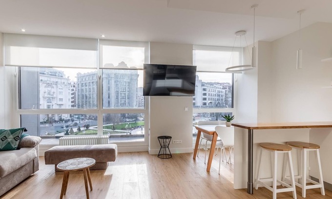 Bilbao City Centre Apartment | New and bright in Plaza Moyua