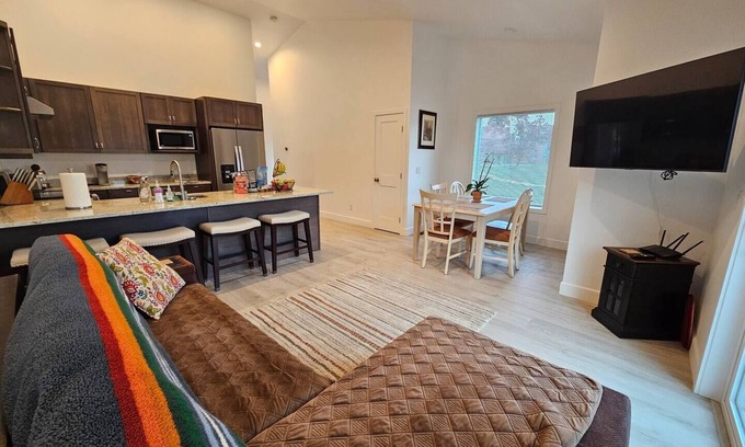 Wenatchee House | New and Spacious Townhouse in the Heart of Wenatchee - Unit A