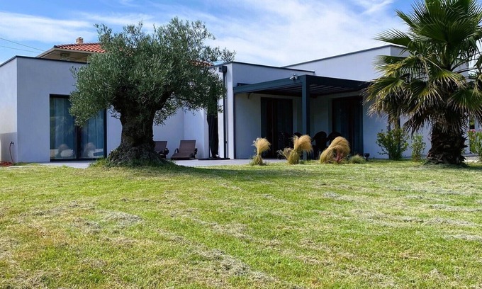 Vaux-sur-Mer Villa | new architect villa with large terrace and patio 800 m from the sea