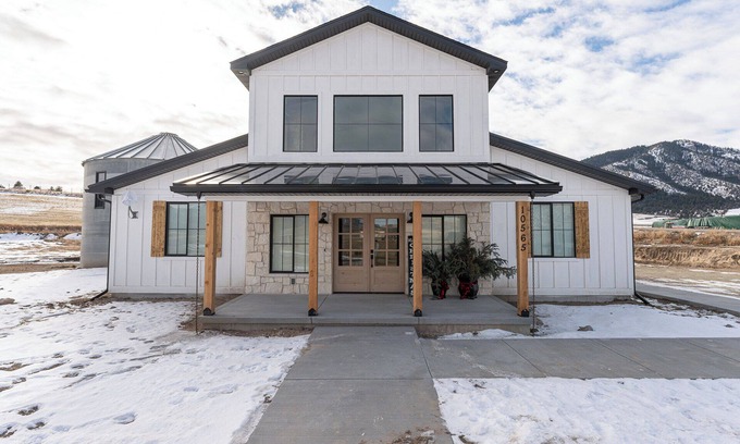 Lava Hot Springs House | New barndominium with a theater room, AC, large gourmet kitchen with views