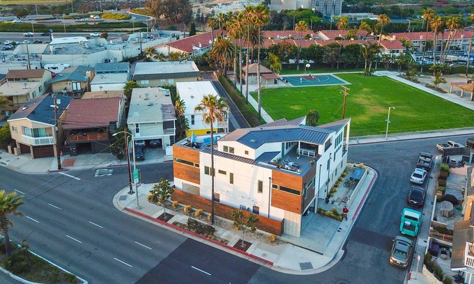 West Newport House | New Beach Home AC-Rooftp-100 Stps Beach-2 Blk Surf