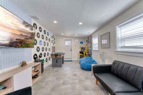 North End House | New Beach House with Game Room