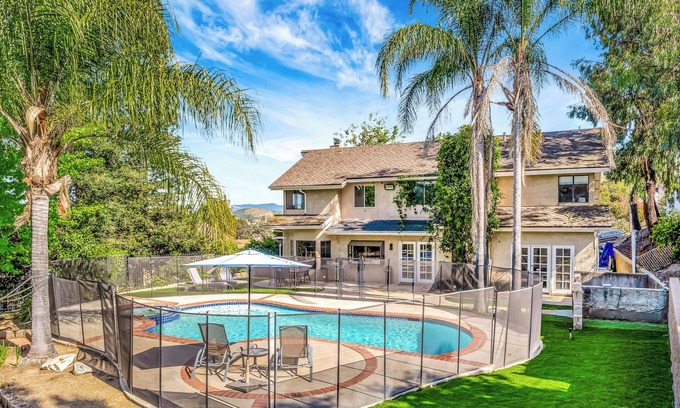 Agoura Hills House | New! Beautiful King Size + Pool!