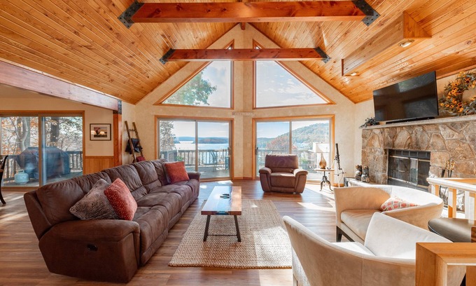 McHenry House | New! Bella Vista: Lake Access, Hot Tub, Lake Views, Fireplace!