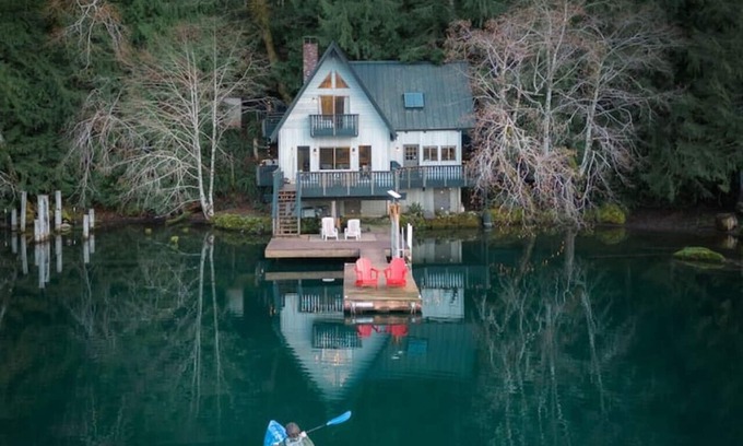 Port Angeles House | NEW-"Blue Haven" Iconic Lakefront 4 Season Retreat