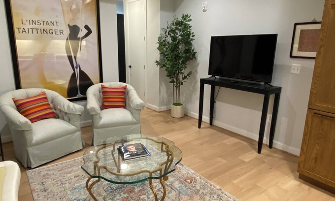 West End Condo | New Boutique 1BR Condo, Georgetown West End, Pvt Deck, Roof Deck