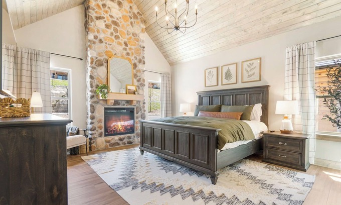 Table Rock Cabin | New Branson Luxury Lakefront Poolside Cabin