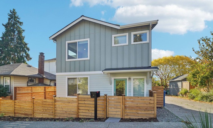 Bryant House | New Build , 2 Bedrooms, 2 bathrooms close to UW, U-Village, Burke