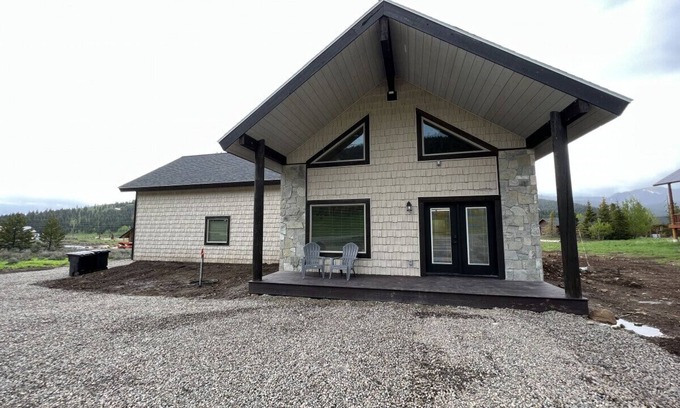 Island Park Cabin | New Build, AC, Hot Tub, 15 Min to Yellowstone