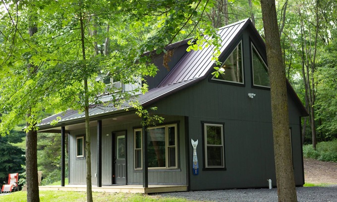 Sugarcreek House | New cabin in Amish Country, pond, fishing, secluded