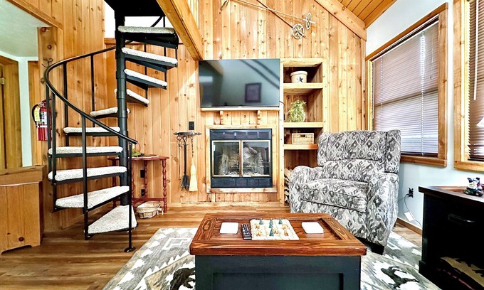 Davis Cabin | NEW!Cabin in Black Bear-AC-Family & Pet Friendly-Resort Pool-Cozy
