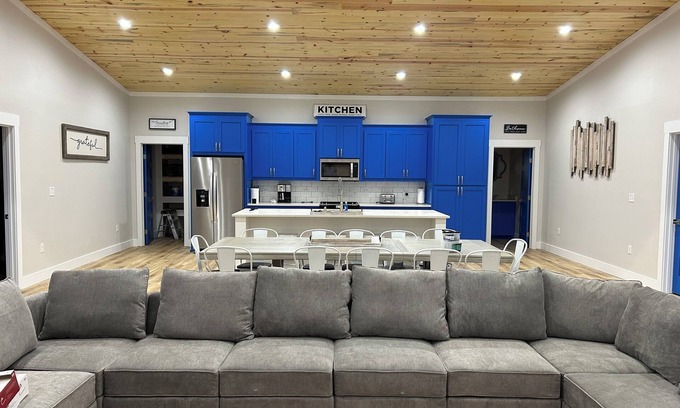 Glenwood Cabin | NEW. CADDO SHACK on caddo river bank in gated community.