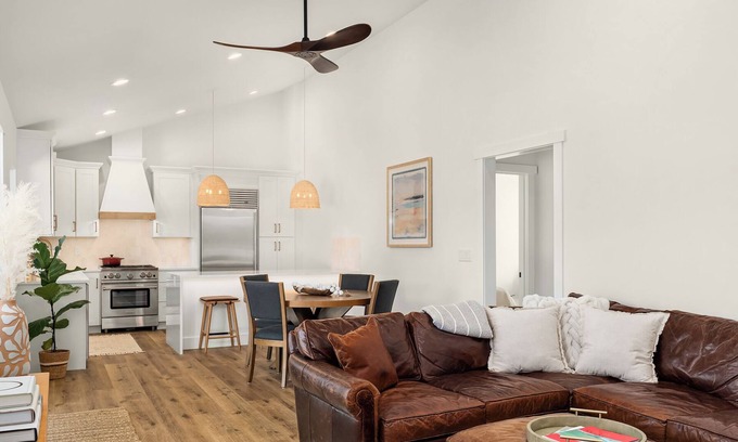 Fall City House | NEW! Charming 2-bedroom Modern Cottage in peaceful Fall City with AC and Views
