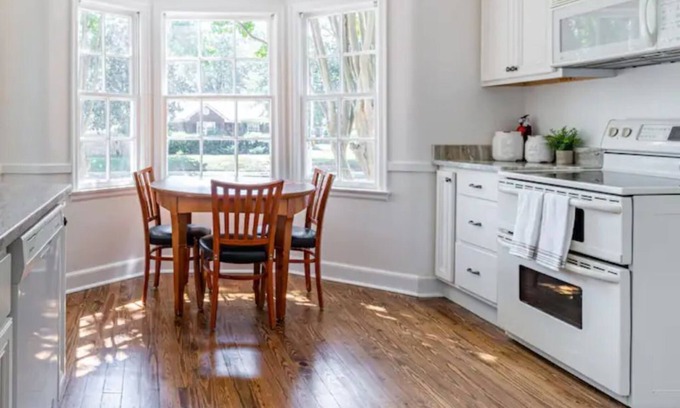 East Memphis House | *NEW* Charming Memphis Bungalow near Cooper Young