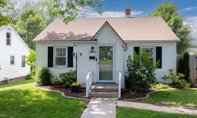 Waynesboro House | NEW! Cheerful 2 bd bungalow with hot tub. Must see!