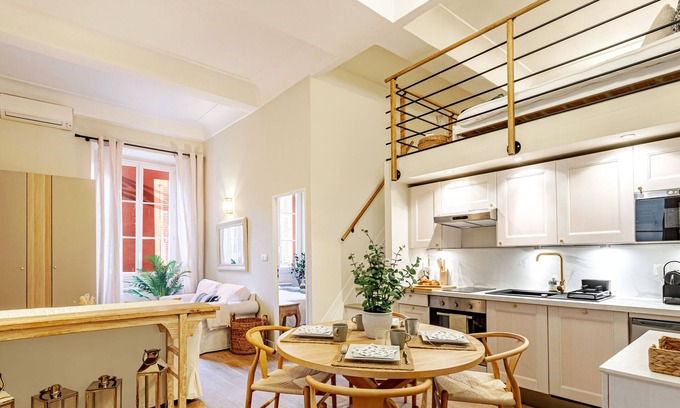 Old Town Apartment | NEW! Chic Oasis Apt, with AC, Heart of Nice, Family Friendly, 5min to Beach!