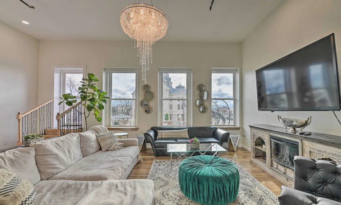 Granbury Condo | NEW! Chic Oz Condo w/ Balcony on Granbury Square!