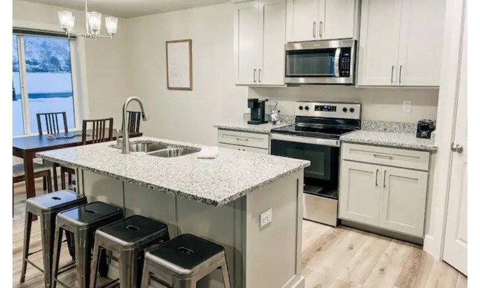 North Logan House | New & Clean 3BR/2.5BA Townhome