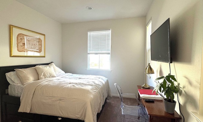 Corona House | NEW, CLEAN AND PRIVATE. Charming 1-bedroom house with free WIFI