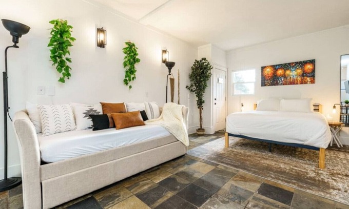 Veterans Park Apartment | *New* Comfortable Studio*Walk to River/Park/Coffee