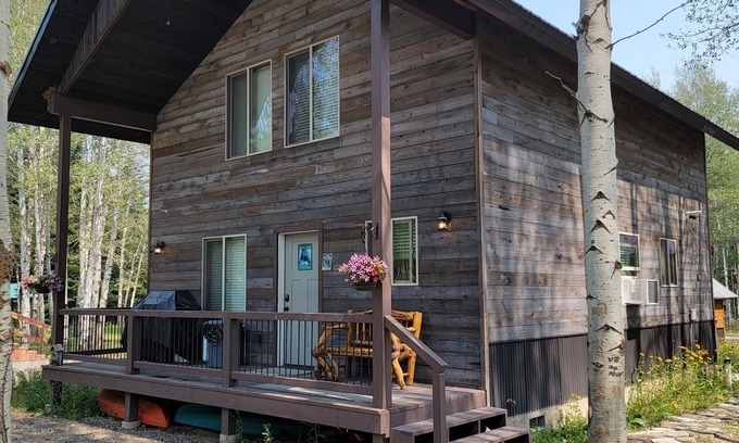 Island Park Cabin | New construction 15 miles to Yellowstone. WIFI + AC, Outdoor grill, Sleeps 10