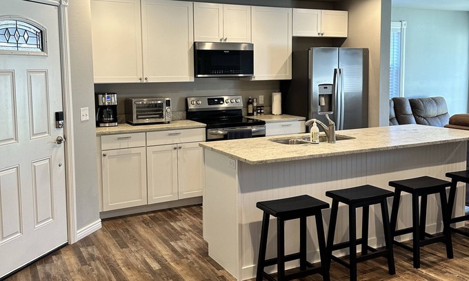 Evergreen House | New construction! Duplex, 30 min to Glacier National Park.