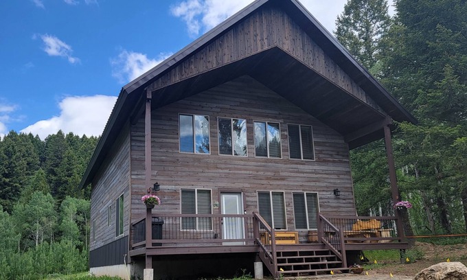 Island Park Cabin | New construction, hot tub, 12 miles to Yellowstone, WiFi, AC, firepit,