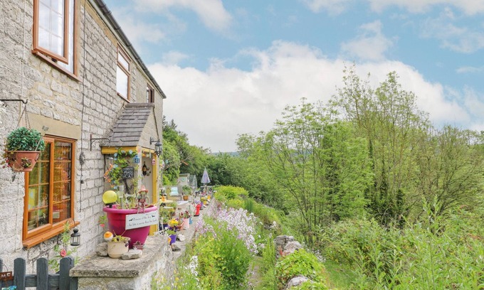 Youlgreave Cottage | NEW COTTAGE, pet friendly, with a garden in Youlgreave
