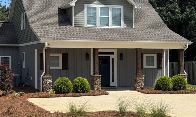 High Point Cottage | New Country Cottage, 3BR 2.5 BA, Ensuite Master on Main, Relax Rewind Repeat