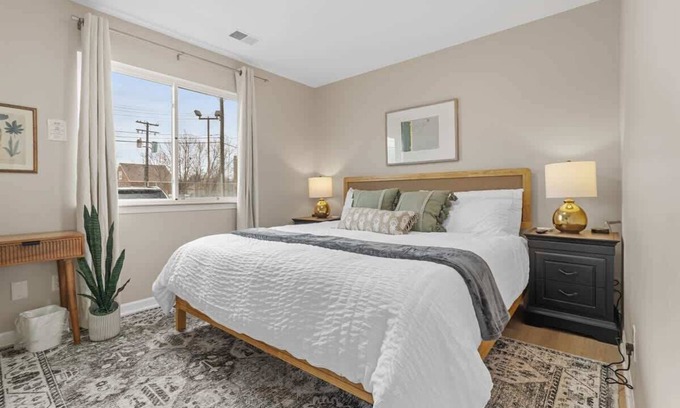 Roseville Apartment | NEW! Cozy 1BR Flat w/King Bed & Workspace