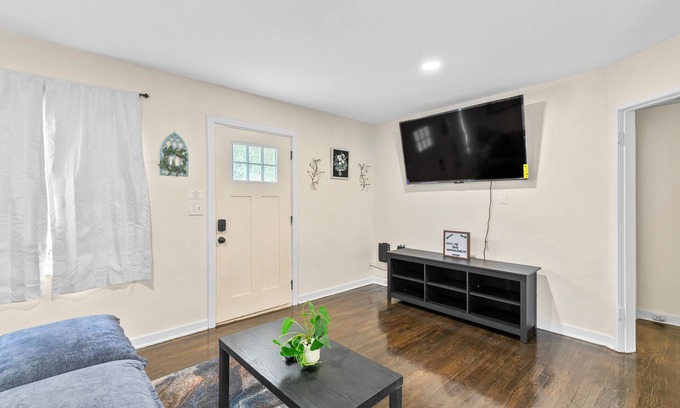 Crestline Heights House | New* Cozy 2-Br, Birmingham, Ala. *WiFi* Roku Tv*Near Hospitals, *Off St Parking*