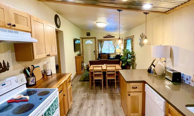 Paradise Estates Cabin | New cozy 2Br/2Bath cabin near Mount Rainier!