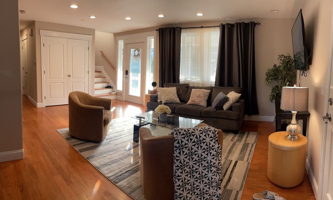 Highline House | New cozy 5BR vacation home with AC near Airport & downtown Seattle