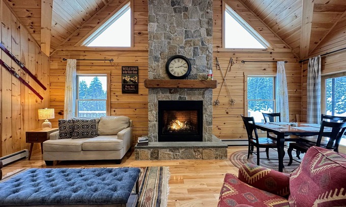Twin Mountain Cabin | New Cozy and Private Log Cabin minutes from Bretton Woods, Cannon, Bethlehem. Pet friendly!