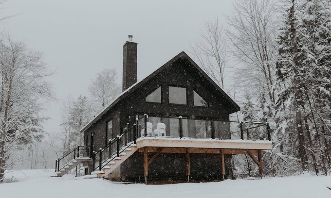 Mansonville Cottage | New Cozy Forest Chalet w/Sauna