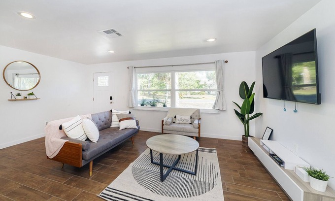 Crystal River House | NEW Cozy House| 5 Min Three Sisters Springs