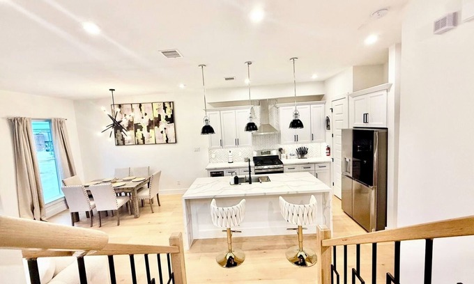 East Downtown Houston House | New Cozy Lux 4 Bdr, steps from Downtown Houston