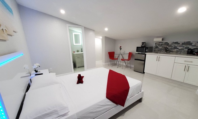 West Hollywood Apartment | NEW* Deluxe suite: perfect for couple Priv. Entrance