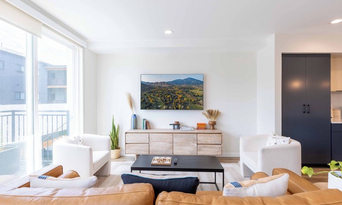 Hailey House | New Downtown Hailey Condo with Rooftop Hot Tub