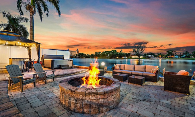 Lake Worth House | NEW! Drift Inn-Lakefront Home w/Hot Tub, Outdoor Bar, Golf!