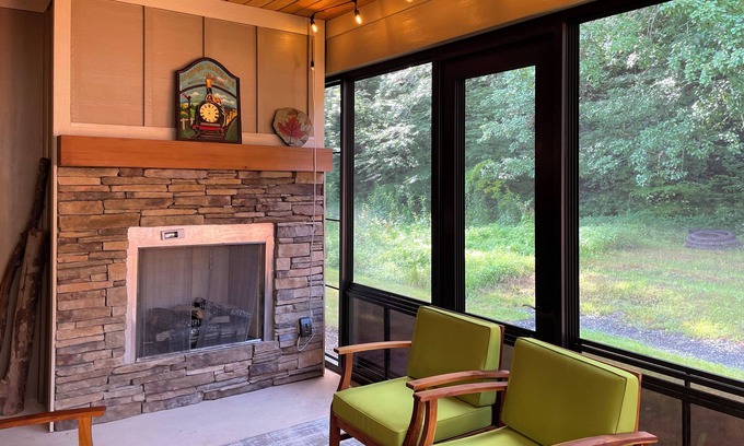 Black Mountain House | New Enchanting Modern/Rustic/Artsy Home. 2min-DT BM, I-40. Pet & EV Friendly