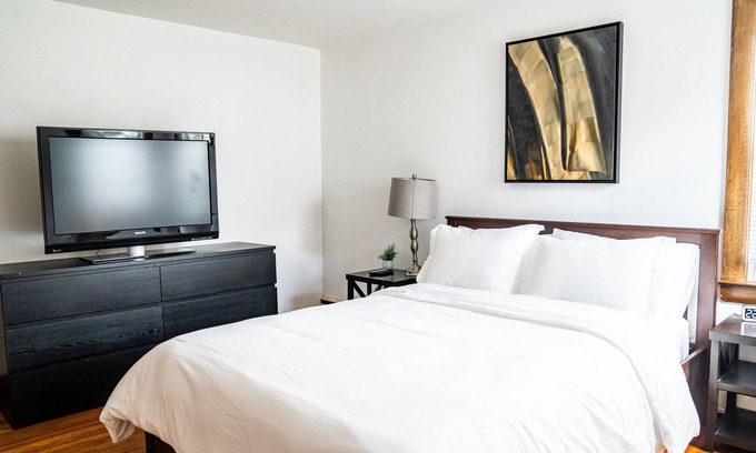 Nashua House | -NEW Entire Home - Sleeps 11 - 45 Mins to Boston-