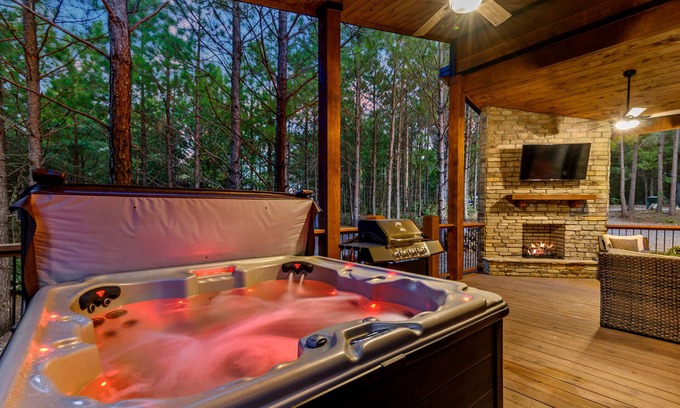 Pickens Cabin | New Family Cabin/Hot Tub/Fireplace/Games/Arcade/Firepit/Themed Decor