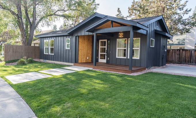 Orchard District House | NEW family friendly private guesthouse in mid town