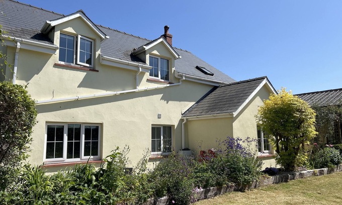 Carew Newton House | NEW Fantastic Pembrokeshire retreat in Carew